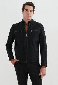 Pierre Cardin Jacka i konstläder - schwarz