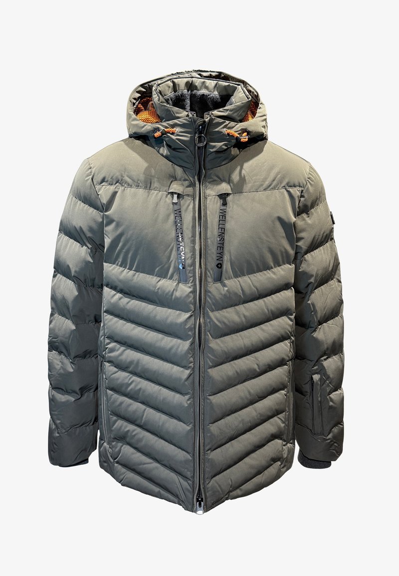 Padded jacket in dark green with a zip closure, chevron design, adjustable hood, and contrasting orange lining. Features side pockets.