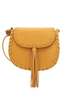 Borsa a tracolla in pelle gialla con forma arrotondata, dettagli intrecciati e pattina frontale. Caratterizzata da un pendente decorativo e dettagli cuciti.