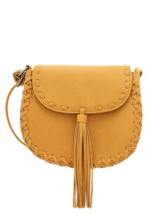 Keltainen nahkainen olkalaukku, jossa on pyöreä muoto, punottuja yksityiskohtia ja etuläppä. Sisältää koristeellisen tupsun ja ommeltuja yksityiskohtia.