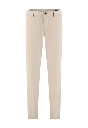 Pantalones beige para hombre de corte ajustado con trabillas para cinturón, cierre frontal con botón y cremallera, presentados sobre un fondo blanco.
