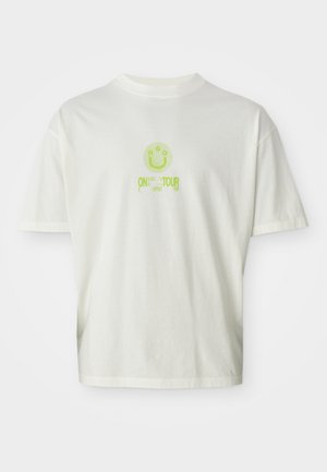Witte katoenen t-shirt met een groene smiley graphic en de tekst "ON TOUR" en "HGO" in gestileerde letters, relaxte pasvorm, korte mouwen.