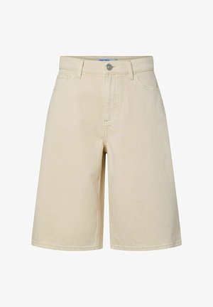Short en jean beige longueur genou avec bouton et fermeture éclair à l'avant, passants pour ceinture et deux poches avant.