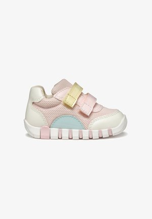 Baskets légères avec une tige en maille rose, accents en cuir crème, sangles Velcro jaune et rose, et semelle en caoutchouc colorée avec des détails texturés.