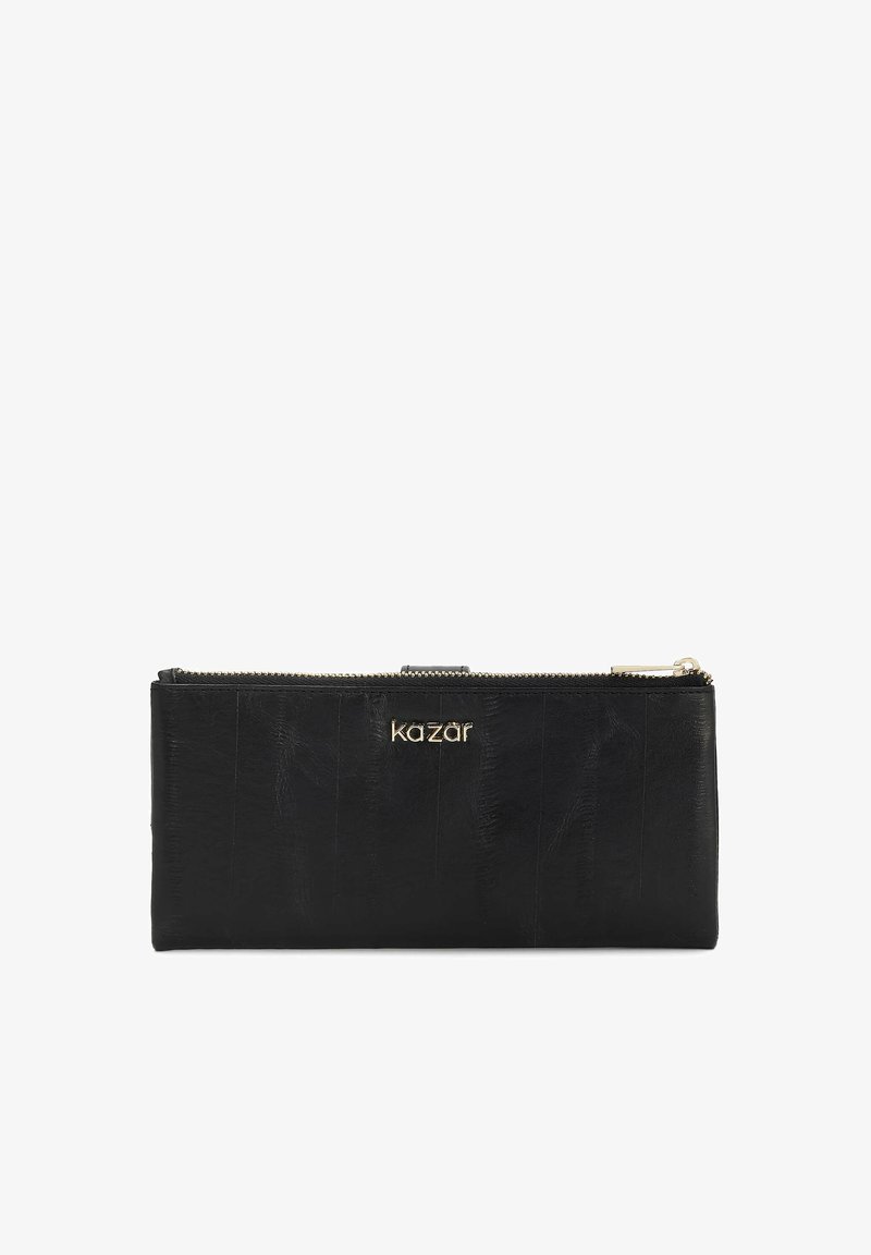 Cartera de cuero negro con acabado texturizado, con un logo dorado y cierre de cremallera. Forma rectangular, diseño minimalista, sin patrones visibles.