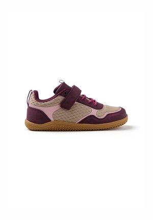Zapatilla deportiva morada y beige con parte superior de malla, acentos texturizados, correa de velcro y cordones rosas sobre una suela de goma con un patrón en zigzag.