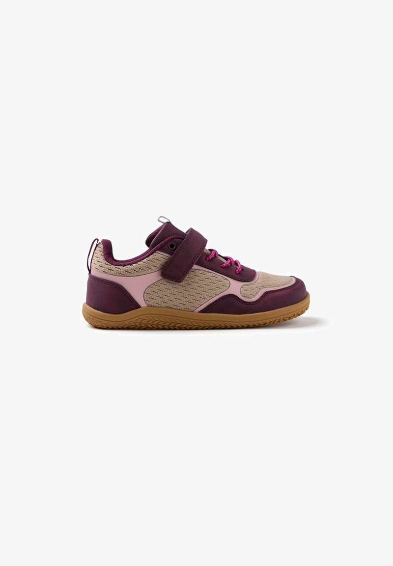 Chaussure de sport violette et beige avec une tige en maille, des accents texturés, une sangle velcro et des lacets roses sur une semelle en caoutchouc avec un motif en zigzag.