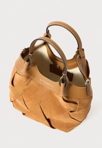 Tanowa torebka z zamszowej skóry z gładkimi skórzanymi akcentami, posiada zebrany wzór, krótkie podwójne uchwyty oraz zapięcie na zatrzask. Wnętrze jest jasne.