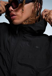 Bershka TECHNICAL - Lagana jakna - black