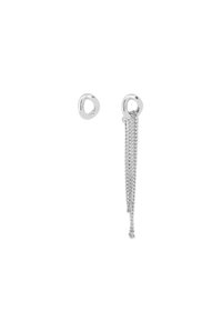 Boucles d'oreilles en argent asymétriques : un petit anneau irrégulier et un plus grand anneau avec plusieurs chaînes en argent suspendues.