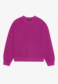 Fuchsia strikket genser med rund hals, senkede skuldre og ribbede mansjetter og hem. Myk tekstur og løs passform.