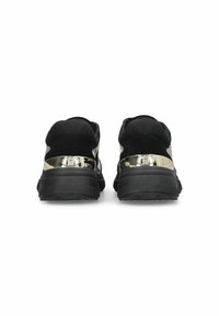 Scarpe da ginnastica nere con un elegante accentuazione dorata lucida sul tallone e una tomaia in tessuto nero texture con una suola imbottita.