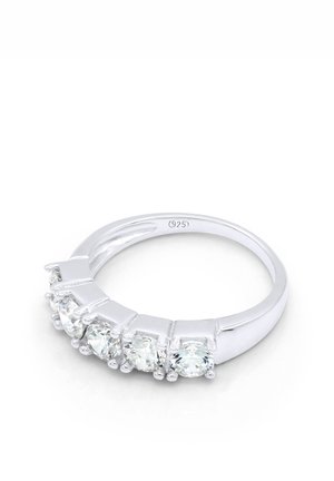 Bague en argent avec cinq pierres précieuses rondes et claires disposées en ligne, marquée « 925 » à l'intérieur de l'anneau, sur fond blanc.