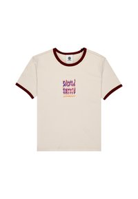 Crème t-shirt met korte mouwen en bordeauxrode geribbelde kraag en manchetten. Voorzien van een grafisch ontwerp met multikleuren tekst op de voorzijde.