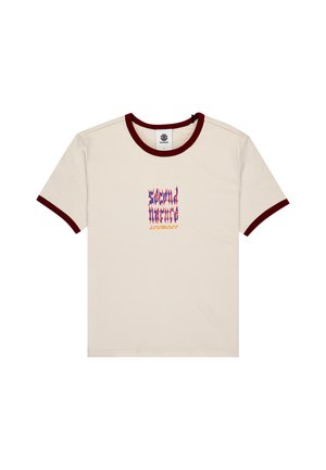 Cremfarbendes T-Shirt mit kurzen Ärmeln und burgunderfarbener, gerippter Kragen- und Ärmelsaum. In der Mitte vorne befindet sich ein grafisches Design mit mehrfarbigem Text.