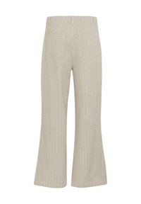 Beige Schlaghose mit einem strukturierten Muster. Verfügt über Gesäßtaschen und ein mittelhohes Taillendesign. Das Material wirkt weich und leicht gerippt.