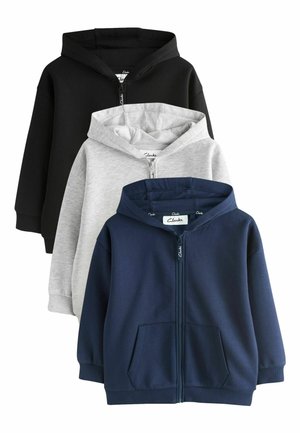 Tri mikiny na zips v námorníckej modrej, svetlo sivej a čiernej farbe, každá s prednými vreckami a viditeľným logom Clarks na zipsovej šnúrke.