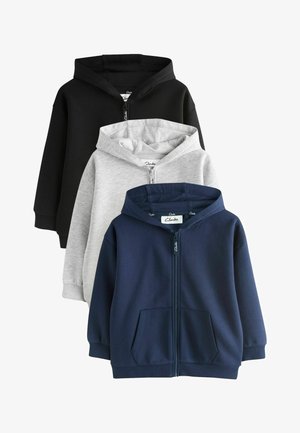 Drie hoodies met rits in marineblauw, lichtgrijs en zwart, elk met frontzakken en een zichtbaar Clarks-logo op de ritssluiting.