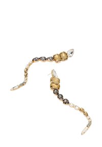 Orecchini color oro con design curvo, impreziositi da pietre preziose assortite in tonalità di giallo, grigio e trasparente, con tagli diversi.