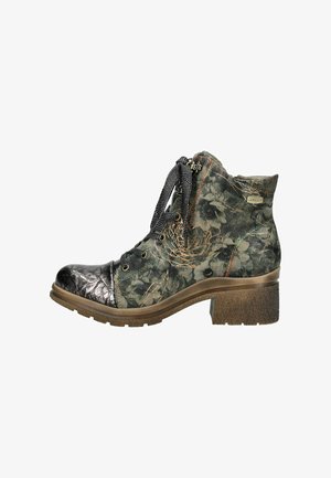 Botte de cheville à motif floral en vert, avec un bout structuré noir, un lacet gris et un talon épais. Présente un matériau texturé et des accents de couture.