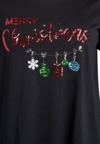 Čierne bavlnené tričko s nápisom "MERRY Christmas" v červených flitroch. Obsahuje flitrové vianočné ozdoby: snehová vločka, zelené guľôčky, modrá guľôčka, červený darček.