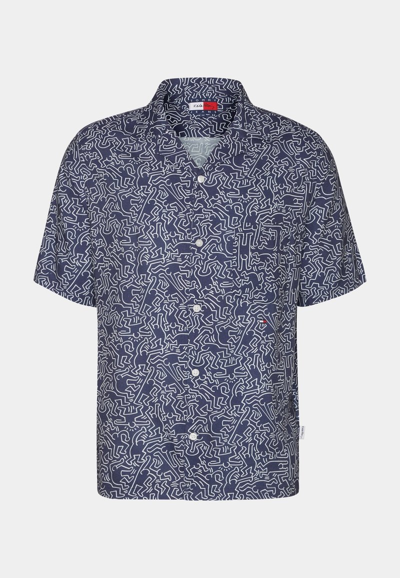 Kortärmad skjorta i marinblått med vita abstrakta mönster, med krage och knappstängning fram. Tillverkad av lätt material.