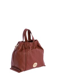 Bolso de mano de cuero marrón acolchado con parte superior fruncida, asas dobles y un acento del logo en tono dorado. Diseño compacto con una textura suave.