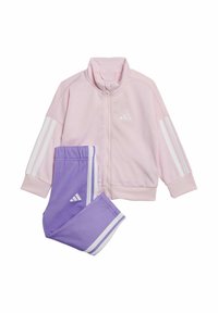 Rosa zip-up-jacka med vita ränder, tillsammans med lila byxor med matchande ränder och varumärkesdetaljer. Mjuk tyg, sportig design.