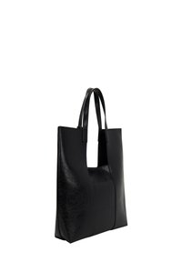 Svart läder tote-väska med slät textur, öppen topp och två förlängda handtag. Har en modern, minimalistisk design och en strukturerad form.