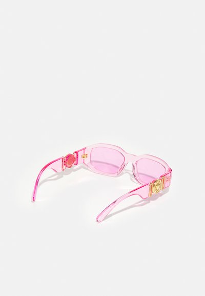 Óculos de sol cor-de-rosa com armações transparentes, detalhes em ouro redondo e lentes cor-de-rosa claras. Design elegante com braços curvados.