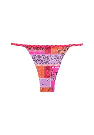 Różowe i pomarańczowe bikini z wyhaftowanymi wzorami paisley, z plecionym pasem. Materiał wydaje się gładki i elastyczny.