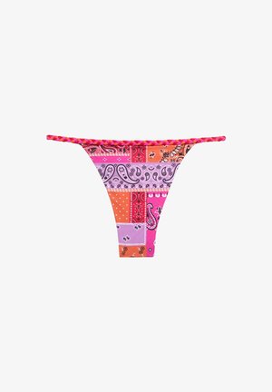 Roze en oranje bikini onderkant met patchwork paisley patronen, met een gevlochten tailleband. Materiaal lijkt glad en rekbaar.