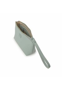 Pochette in pelle verde menta con zip sulla parte superiore. Presenta un manico a polso staccabile, una texture liscia e un design semplice e angolare.