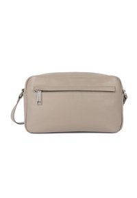 Borsa a tracolla in pelle beige con tasca frontale con zip, forma rettangolare, texture liscia e cintura regolabile.