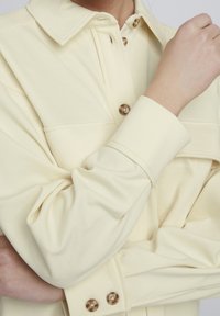 ICHI Tunn jacka - yellow