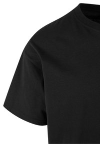 Svart bomulls t-skjorte med klassisk rund hals og korte ermer. Stoffet ser jevnt ut uten synlige mønstre eller detaljer.