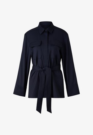 Marineblaue, taillierte Hemdjacke aus glattem Stoff, mit Knopfleiste, zwei Brusttaschen und einem Taillengürtel. Lange Ärmel mit Manschetten.
