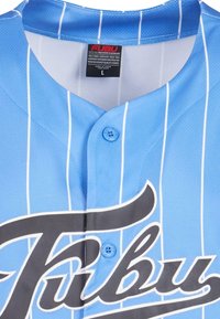 Tricou de baseball bleu deschis cu dungi verticale albe, având un logo negru, un buton albastru și o etichetă care indică mărimea L.