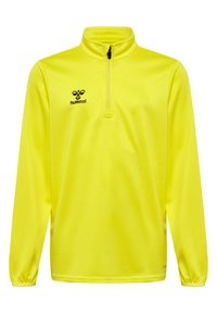Geel kwart-rits pullover gemaakt van zachte stof, met lange mouwen en een zwart logo op de borst. Gladde textuur, atletisch ontwerp.
