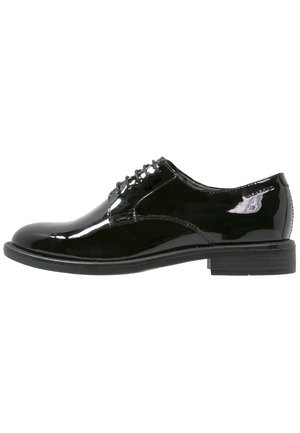 Zapatos oxford de charol negro con una superficie lisa, puntera redondeada y un diseño de cordones discreto. Con un tacón bajo y resistente.