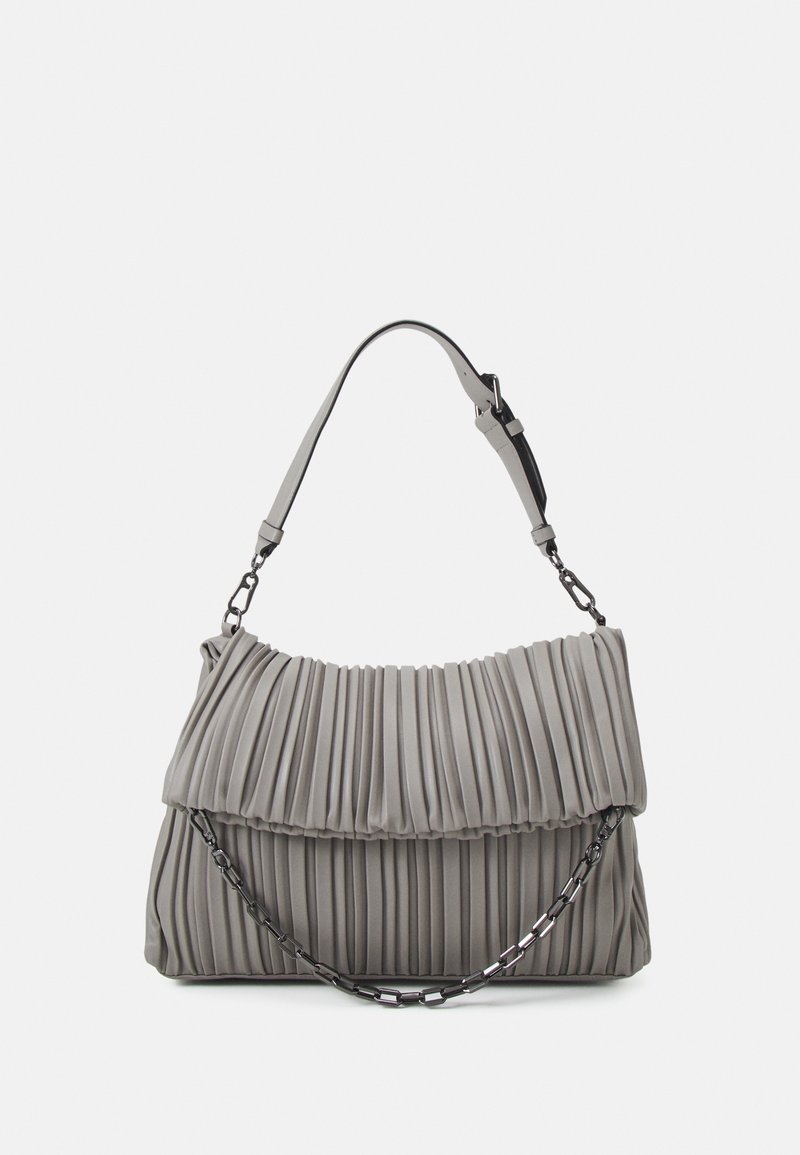 Sac à bandoulière gris plissé avec sangle réglable et détail décoratif en chaîne noire sur le devant.
