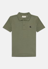 Olivgrünes Polohemd aus Baumwolle mit klassischem Kragen, Drei-Knopf-Leiste und einem kleinen schwarzen Logo auf der Brust.