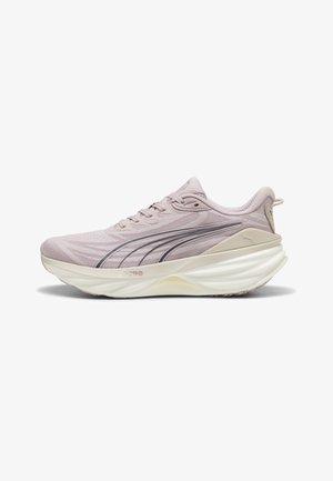 Chaussure de course mauve clair avec dessus en tissu texturé, semelle blanche amortie et logo Puma sur le talon et la bande latérale.