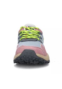 Scarpa sportiva grigia e rosa con lacci verde neon, parte superiore in tessuto texturizzato, sole ammortizzato e suola antiscivolo nera robusta.