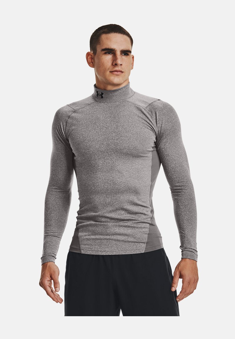 Anliegendes, langärmliges Sportshirt aus hellgrauem Stoff mit Stehkragen und strukturierter Oberfläche, mit schwarzem Logo am Kragen.