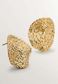 Pendientes de metal dorado con una textura intrincada, similar a un tejido, y una forma asimétrica. Cada pieza presenta pequeños recortes dentro del diseño.