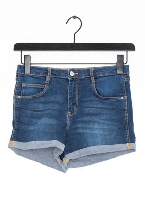 Donkerblauwe denim shorts met opgerolde grijze boorden, voorzien van twee voorkantzakken en een knoopsluiting. Lichte stiksels accentueren de randen.
