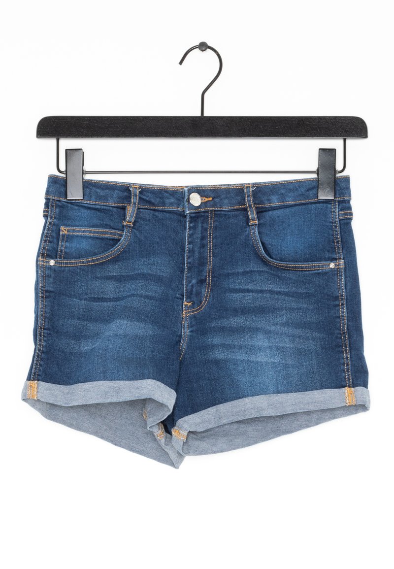 Donkerblauwe denim shorts met opgerolde grijze boorden, voorzien van twee voorkantzakken en een knoopsluiting. Lichte stiksels accentueren de randen.
