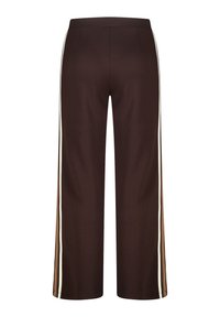 Pantalons larges marron avec une texture douce, présentant des rayures contrastantes blanches, beiges et marron le long des côtés, et une taille ajustée.