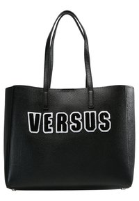Sac cabas en cuir noir texturé avec deux poignées et le mot "VERSUS" en grandes lettres blanches soulignées à l'avant.